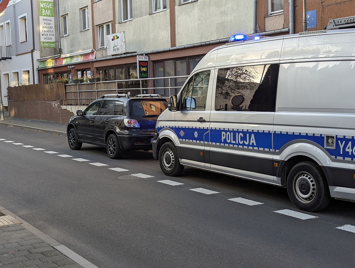 Samochód uderzył w pieszego. Wypadek na skrzyżowaniu Kilińskiego i Placu Bema [18.09.2025] - zdjęcie #1 - eOstroleka.pl