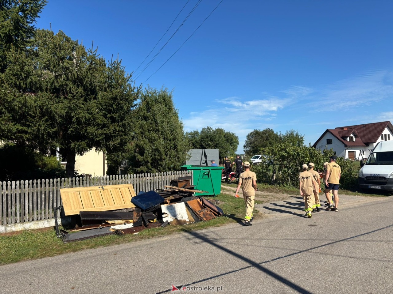 Sprzątanie pogorzeliska po pożarze w Żebrach-Ostrowach [20.09.2025] - zdjęcie #26 - eOstroleka.pl