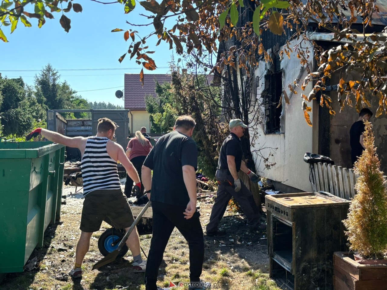 Sprzątanie pogorzeliska po pożarze w Żebrach-Ostrowach [20.09.2025] - zdjęcie #20 - eOstroleka.pl
