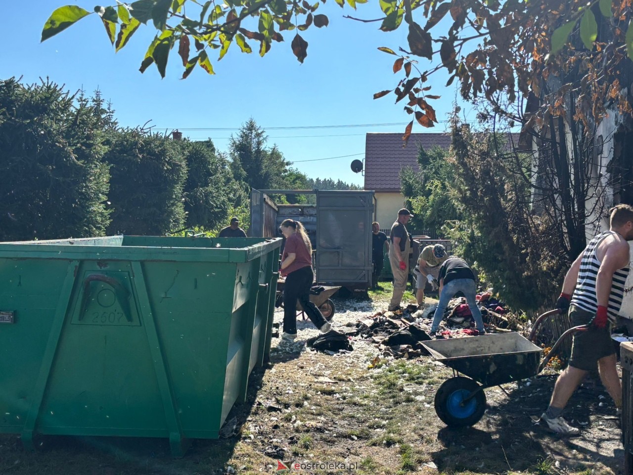 Sprzątanie pogorzeliska po pożarze w Żebrach-Ostrowach [20.09.2025] - zdjęcie #19 - eOstroleka.pl