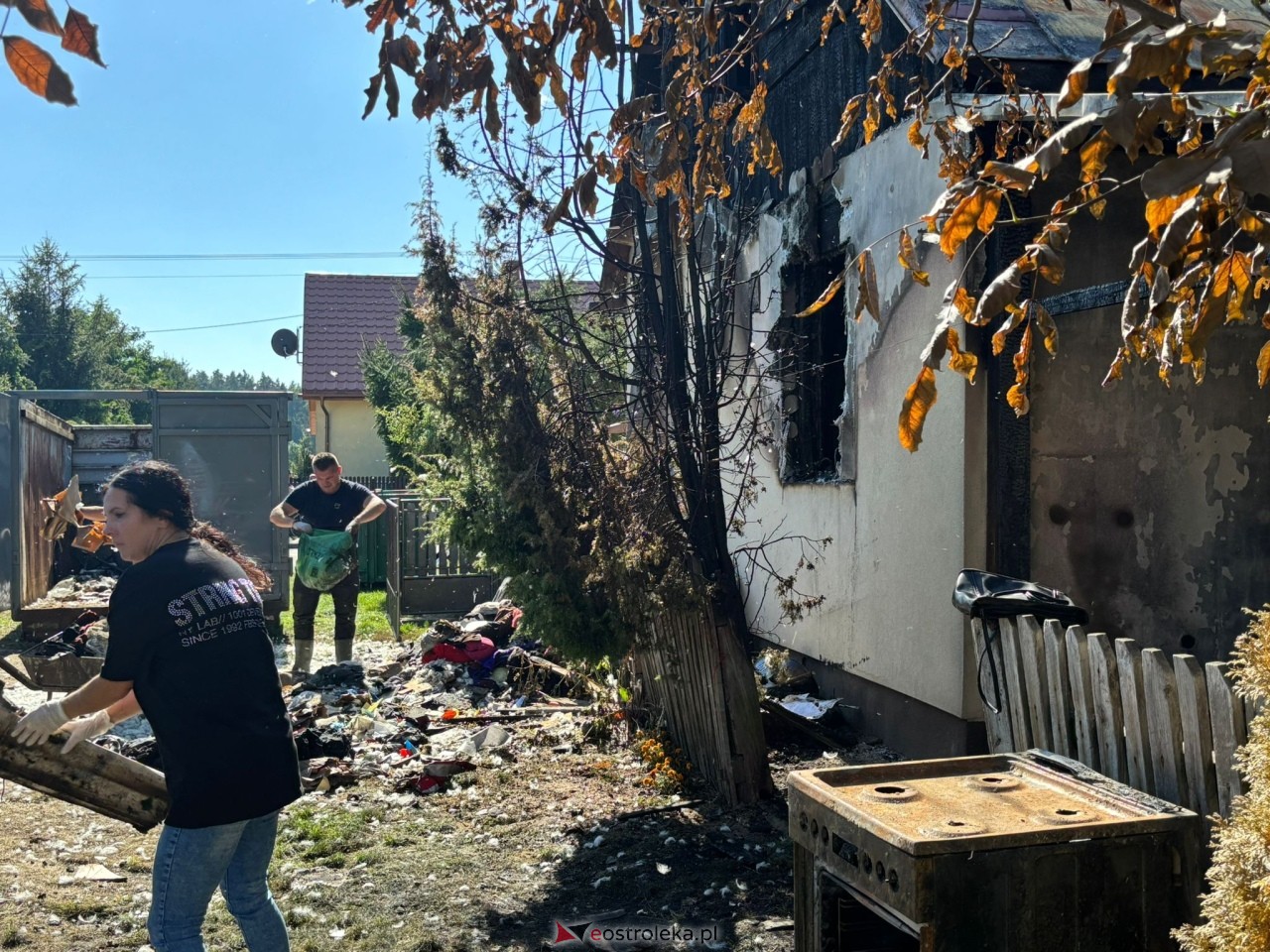 Sprzątanie pogorzeliska po pożarze w Żebrach-Ostrowach [20.09.2025] - zdjęcie #18 - eOstroleka.pl