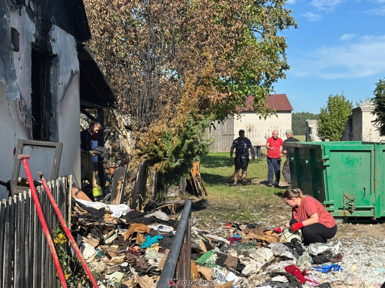 Sprzątanie pogorzeliska po pożarze w Żebrach-Ostrowach [20.09.2025] - zdjęcie #8 - eOstroleka.pl