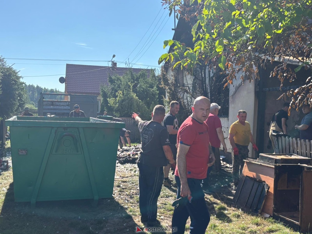 Sprzątanie pogorzeliska po pożarze w Żebrach-Ostrowach [20.09.2025] - zdjęcie #7 - eOstroleka.pl