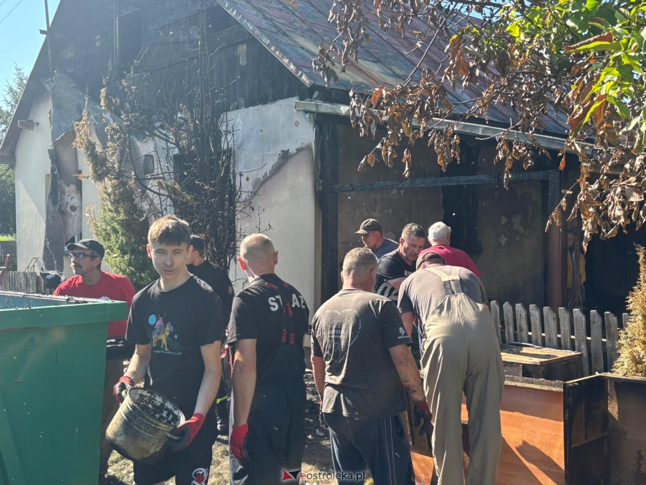 Sprzątanie pogorzeliska po pożarze w Żebrach-Ostrowach [20.09.2025] - zdjęcie #5 - eOstroleka.pl