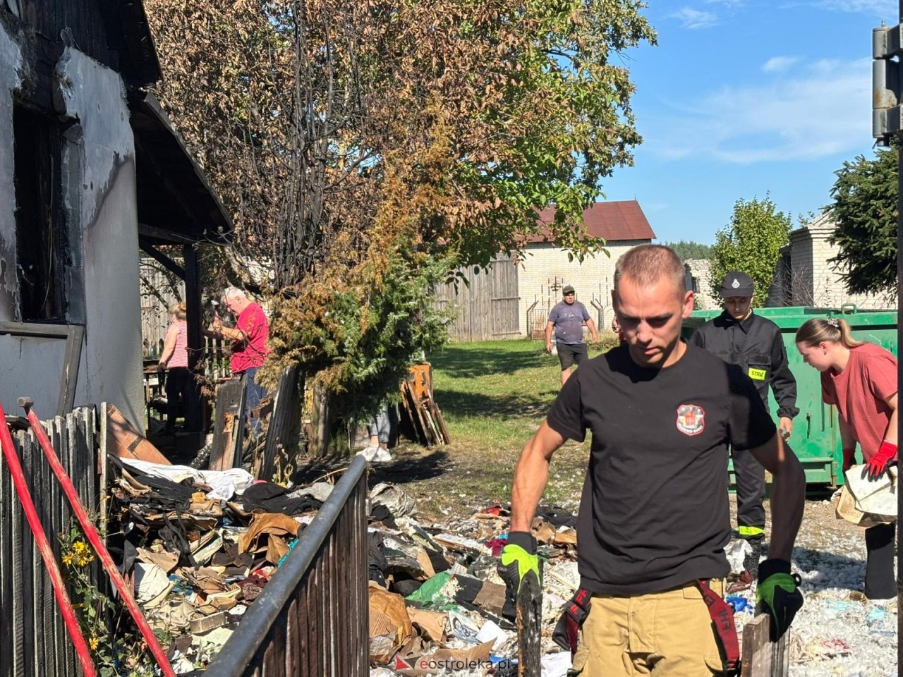 Sprzątanie pogorzeliska po pożarze w Żebrach-Ostrowach [20.09.2025] - zdjęcie #4 - eOstroleka.pl