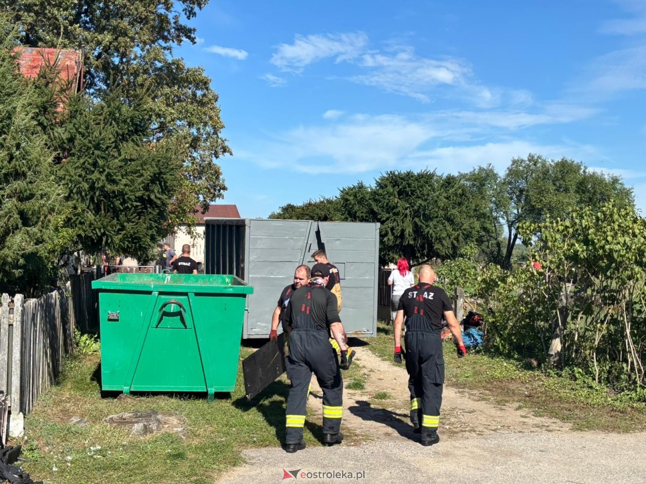 Sprzątanie pogorzeliska po pożarze w Żebrach-Ostrowach [20.09.2025] - zdjęcie #3 - eOstroleka.pl