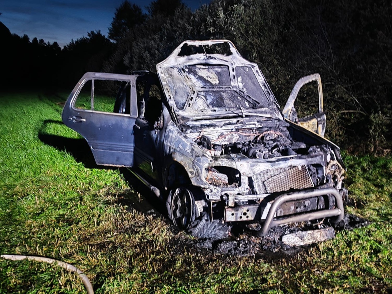 Pożar mercedesa w Wachu [21.09.2025] - zdjęcie #5 - eOstroleka.pl