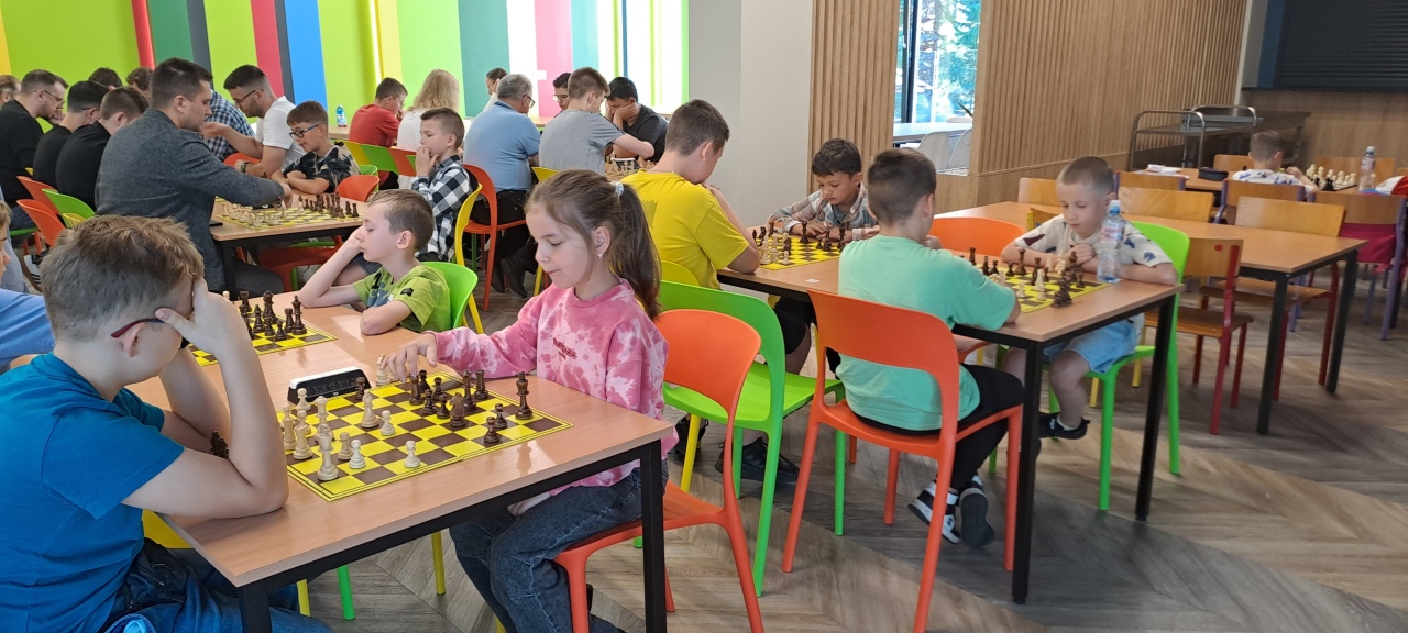 Zacięte rozgrywki na szachownicy. Turniej szachowy o puchar wójta gminy Kadzidło! [20.09.2025] - zdjęcie #1 - eOstroleka.pl