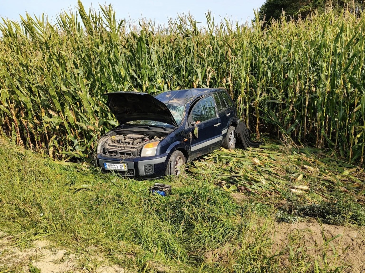 Wypadek na trasie Troszyn - Chrzczony [27.09.2025] - zdjęcie #2 - eOstroleka.pl