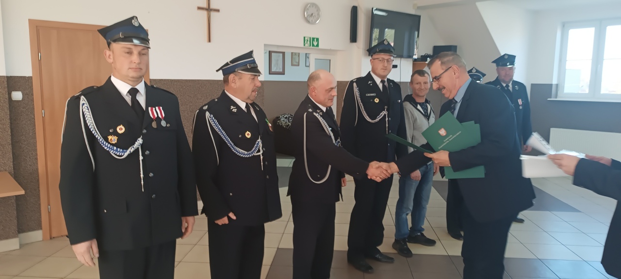 Lepsze wyposażenie, większe bezpieczeństwo. Strażacy z gminy Kadzidło z nowymi mundurami  [01.10.2025] - zdjęcie #7 - eOstroleka.pl