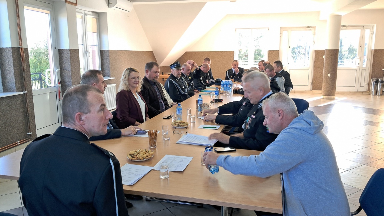 Lepsze wyposażenie, większe bezpieczeństwo. Strażacy z gminy Kadzidło z nowymi mundurami  [01.10.2025] - zdjęcie #6 - eOstroleka.pl