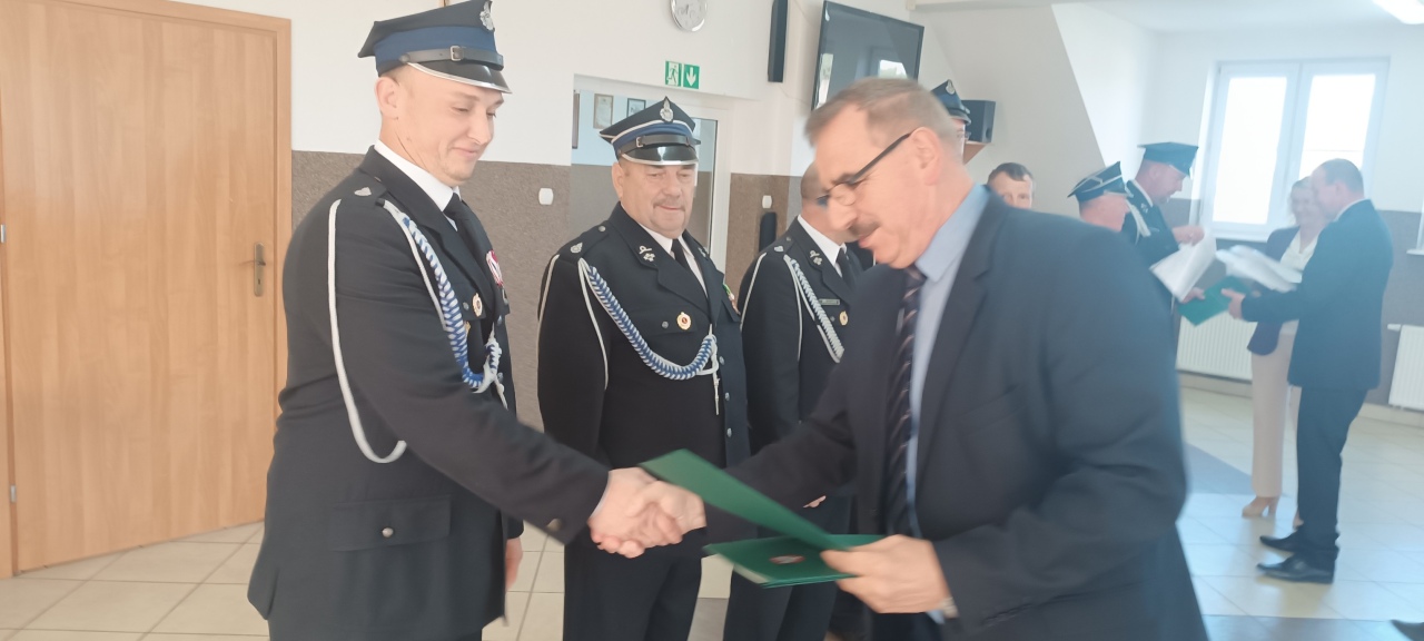Lepsze wyposażenie, większe bezpieczeństwo. Strażacy z gminy Kadzidło z nowymi mundurami  [01.10.2025] - zdjęcie #5 - eOstroleka.pl