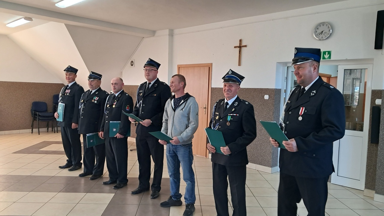 Lepsze wyposażenie, większe bezpieczeństwo. Strażacy z gminy Kadzidło z nowymi mundurami  [01.10.2025] - zdjęcie #4 - eOstroleka.pl