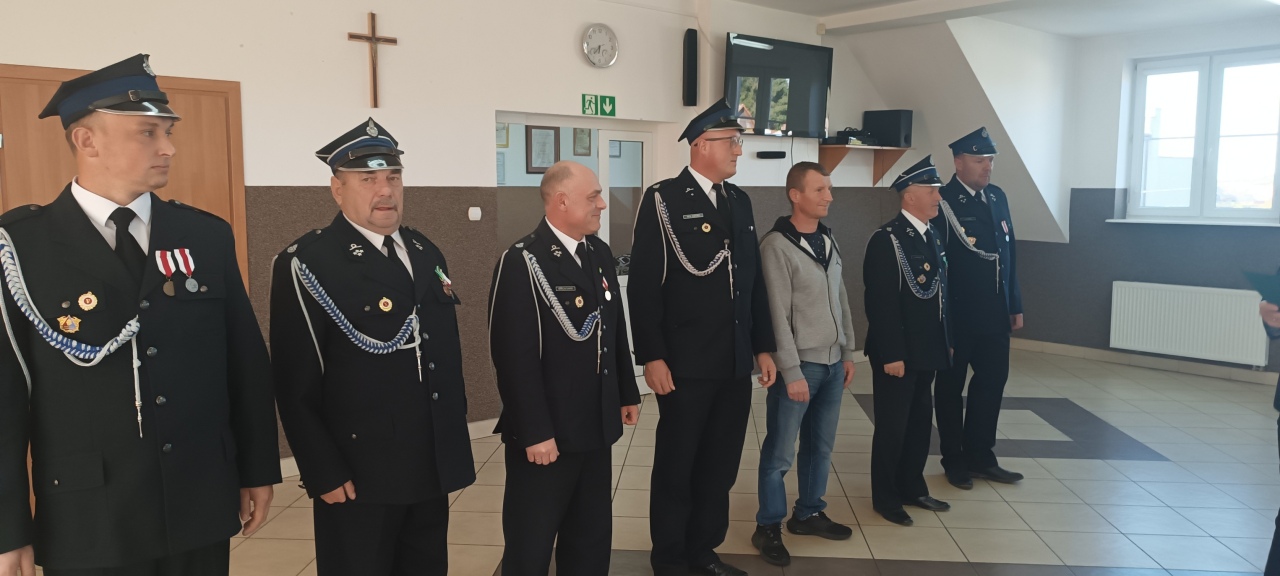 Lepsze wyposażenie, większe bezpieczeństwo. Strażacy z gminy Kadzidło z nowymi mundurami  [01.10.2025] - zdjęcie #3 - eOstroleka.pl