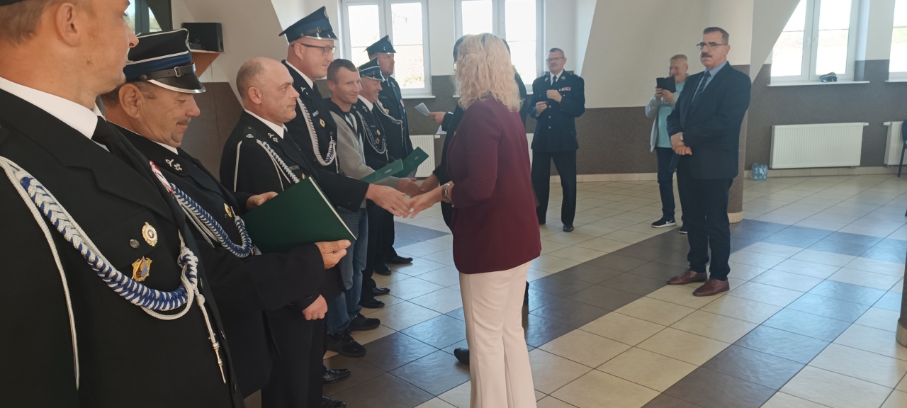 Lepsze wyposażenie, większe bezpieczeństwo. Strażacy z gminy Kadzidło z nowymi mundurami  [01.10.2025] - zdjęcie #2 - eOstroleka.pl