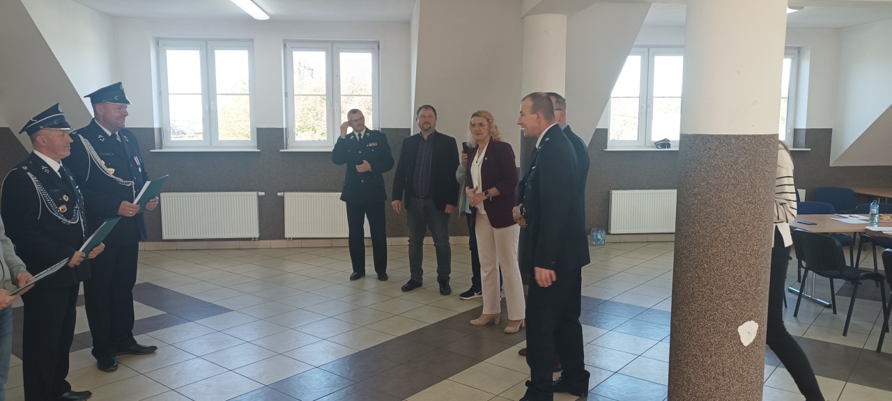 Lepsze wyposażenie, większe bezpieczeństwo. Strażacy z gminy Kadzidło z nowymi mundurami  [01.10.2025] - zdjęcie #1 - eOstroleka.pl