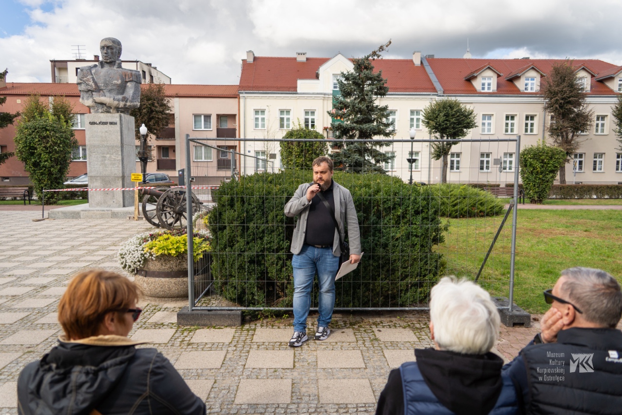 Spacer historyczny z Muzeum Kultury Kurpiowskiej [01.10.2025] - zdjęcie #12 - eOstroleka.pl