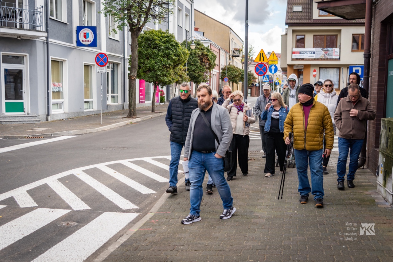 Spacer historyczny z Muzeum Kultury Kurpiowskiej [01.10.2025] - zdjęcie #9 - eOstroleka.pl