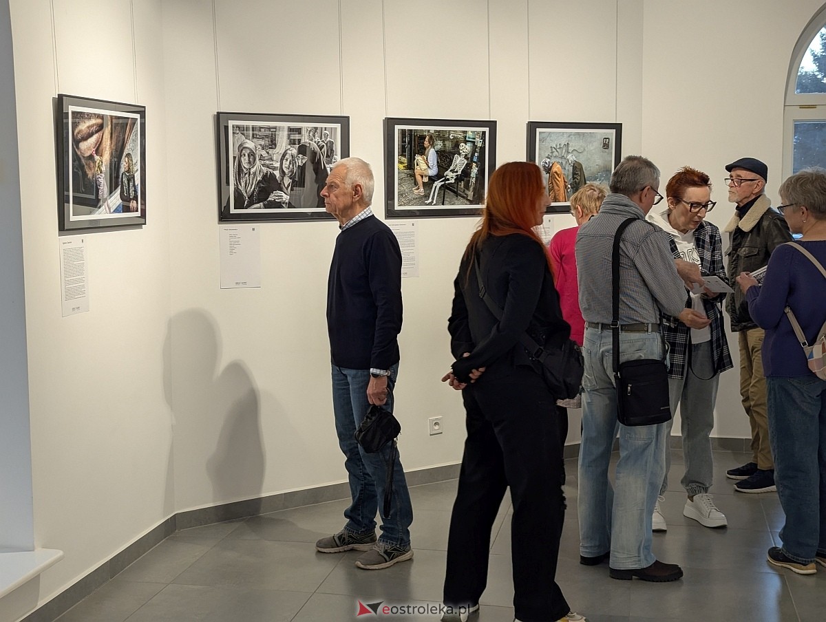 XVII OFF wystartował - wernisaż wystawy Obraz i słowo Sikory i Wolskiego [02.10.2025] - zdjęcie #32 - eOstroleka.pl