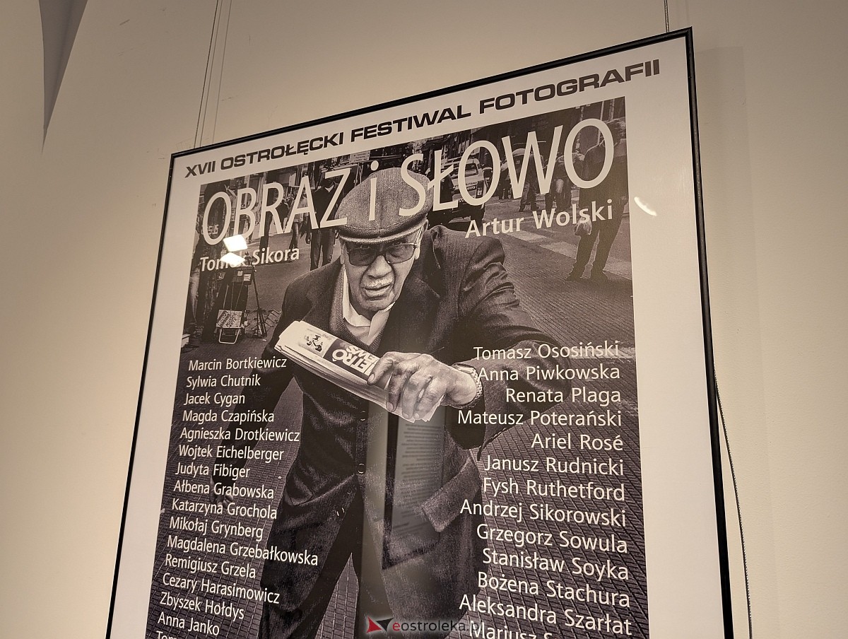 XVII OFF wystartował - wernisaż wystawy Obraz i słowo Sikory i Wolskiego [02.10.2025] - zdjęcie #16 - eOstroleka.pl