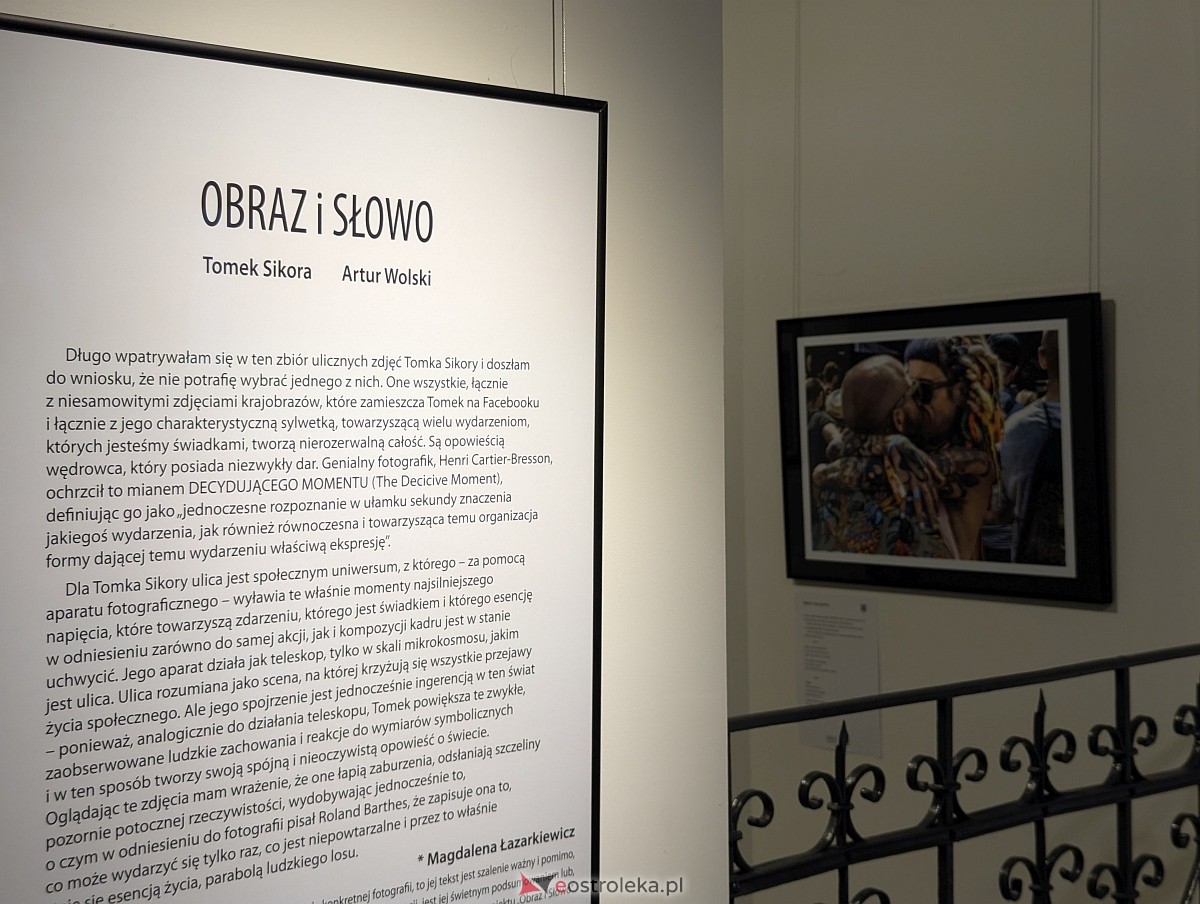 XVII OFF wystartował - wernisaż wystawy Obraz i słowo Sikory i Wolskiego [02.10.2025] - zdjęcie #15 - eOstroleka.pl