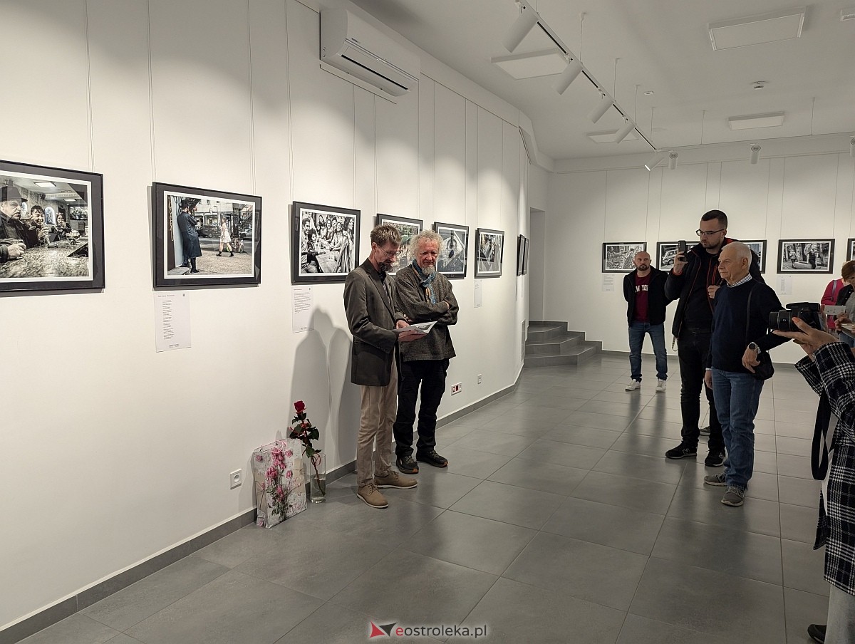 XVII OFF wystartował - wernisaż wystawy Obraz i słowo Sikory i Wolskiego [02.10.2025] - zdjęcie #6 - eOstroleka.pl