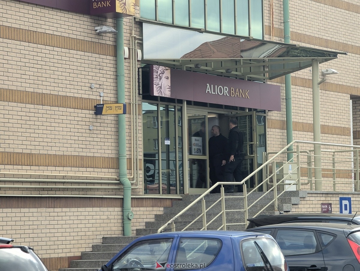 Syreny alarmowe w centrum Ostrołęki! Straż pożarna pędziła do banku [04.10.2025] - zdjęcie #10 - eOstroleka.pl
