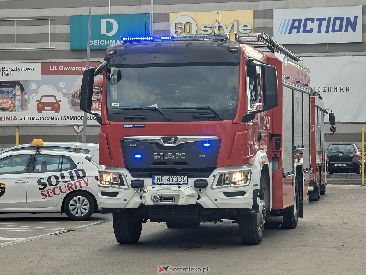 Syreny alarmowe w centrum Ostrołęki! Straż pożarna pędziła do banku [04.10.2025] - zdjęcie #9 - eOstroleka.pl