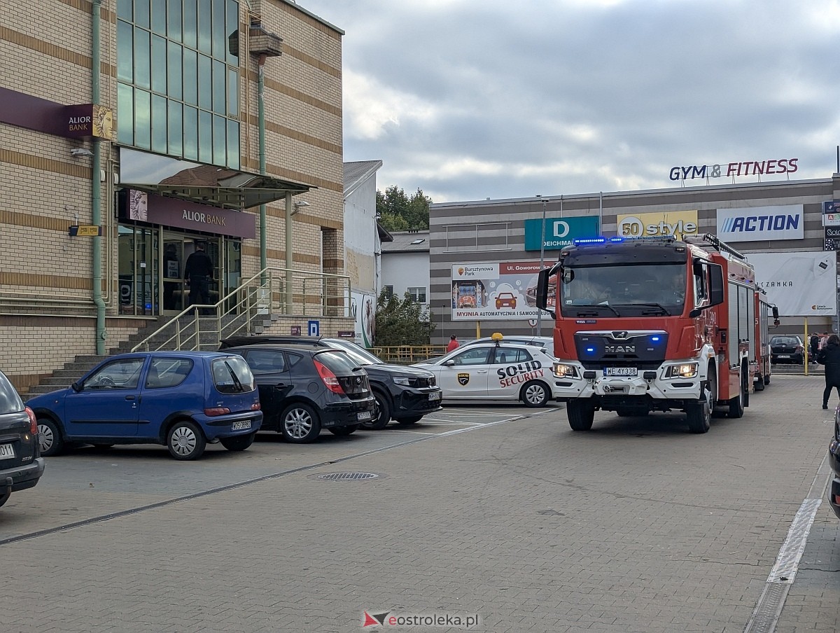 Syreny alarmowe w centrum Ostrołęki! Straż pożarna pędziła do banku [04.10.2025] - zdjęcie #8 - eOstroleka.pl