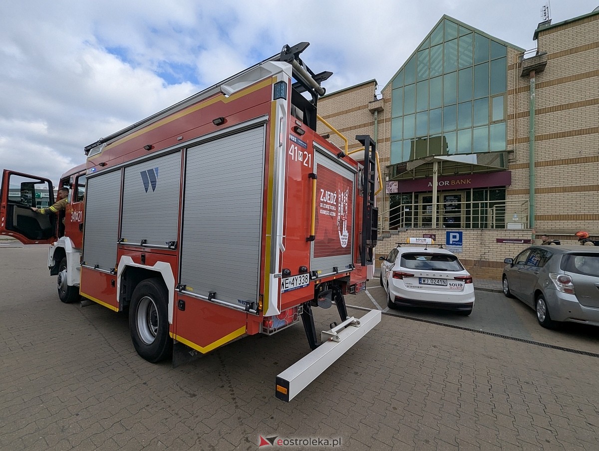 Syreny alarmowe w centrum Ostrołęki! Straż pożarna pędziła do banku [04.10.2025] - zdjęcie #6 - eOstroleka.pl
