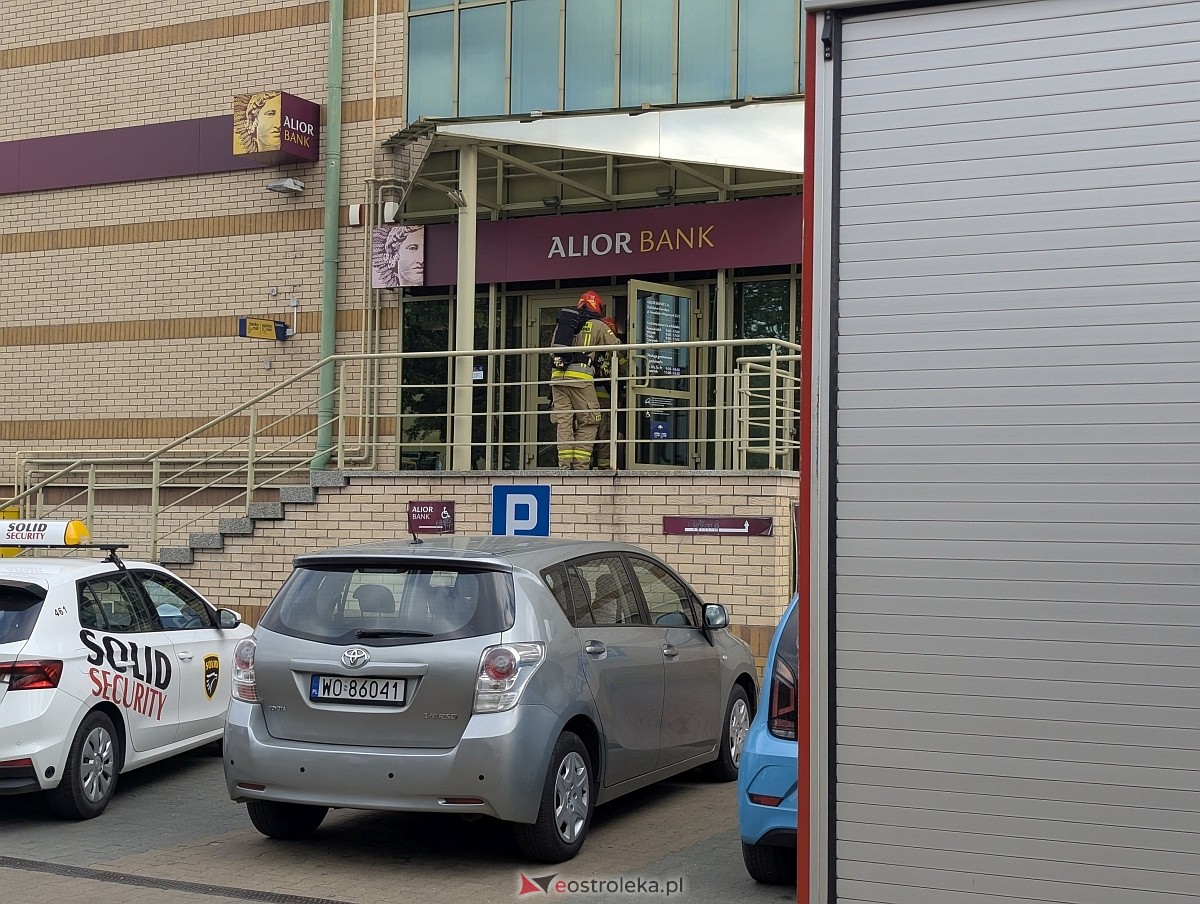 Syreny alarmowe w centrum Ostrołęki! Straż pożarna pędziła do banku [04.10.2025] - zdjęcie #3 - eOstroleka.pl