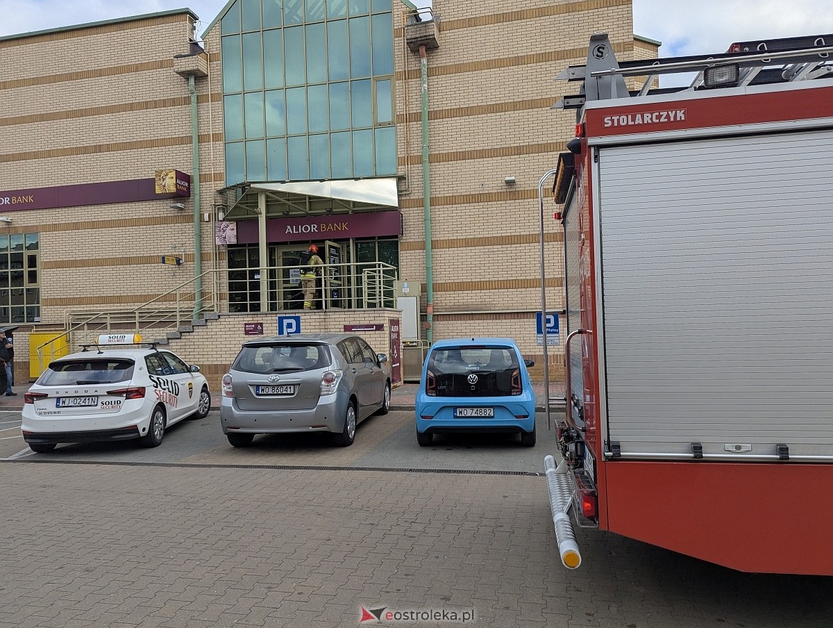 Syreny alarmowe w centrum Ostrołęki! Straż pożarna pędziła do banku [04.10.2025] - zdjęcie #2 - eOstroleka.pl