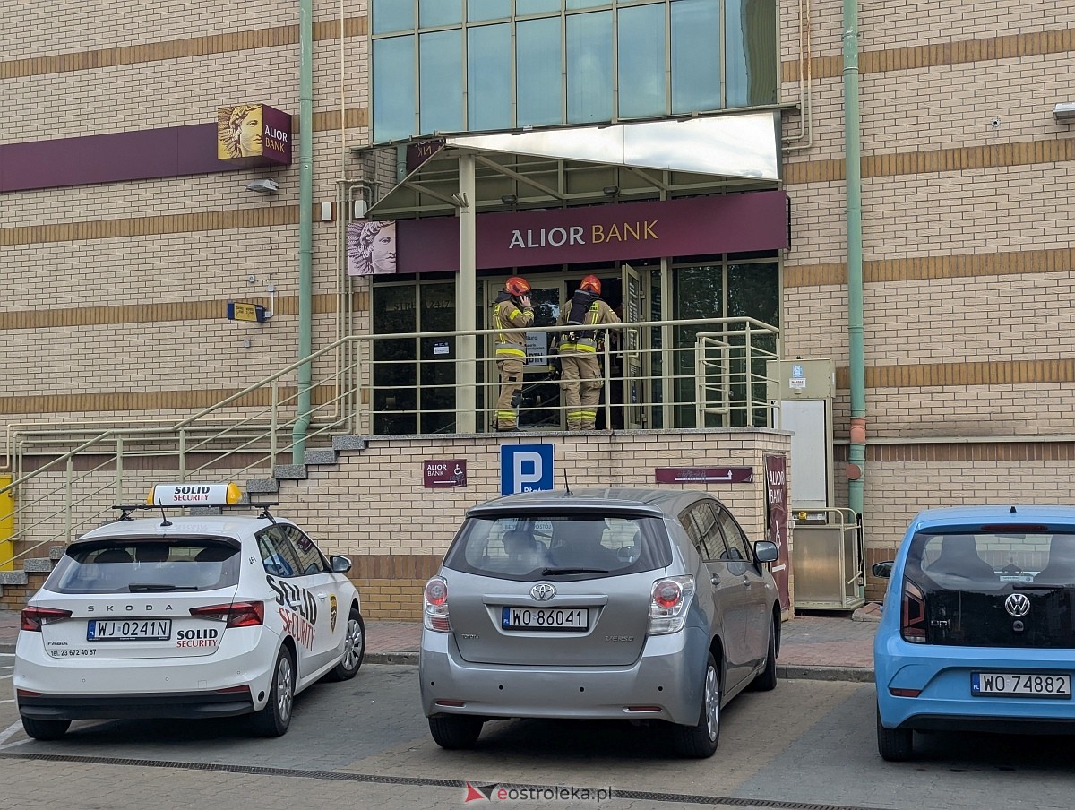 Syreny alarmowe w centrum Ostrołęki! Straż pożarna pędziła do banku [04.10.2025] - zdjęcie #1 - eOstroleka.pl