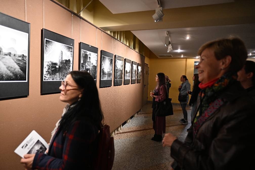 Dwa światy fotografii w Ostrołęckim Centrum Kultury: Wernisaże w ramach XVII Festiwalu OFF [03.10.2025] - zdjęcie #2 - eOstroleka.pl