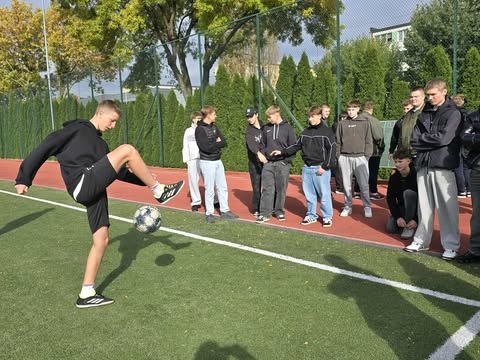 Otrzęsiny klas I w Zespole Szkół Zawodowych nr 1 w Ostrołęce [08.10.2025] - zdjęcie #17 - eOstroleka.pl