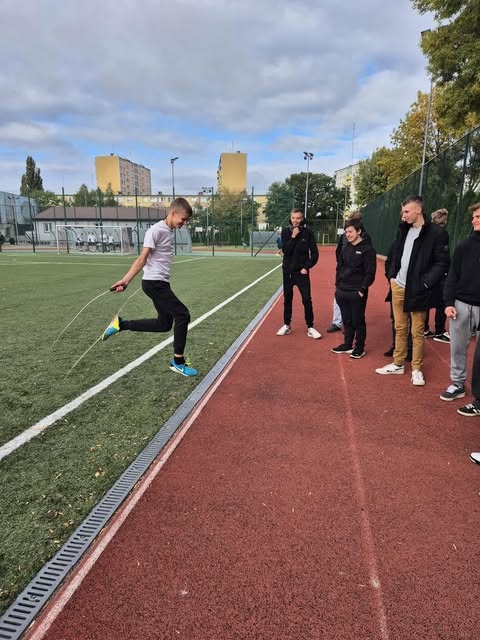 Otrzęsiny klas I w Zespole Szkół Zawodowych nr 1 w Ostrołęce [08.10.2025] - zdjęcie #12 - eOstroleka.pl