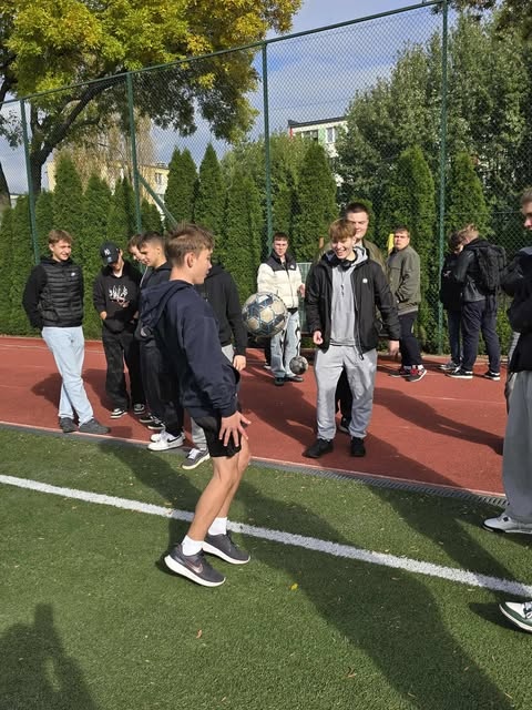 Otrzęsiny klas I w Zespole Szkół Zawodowych nr 1 w Ostrołęce [08.10.2025] - zdjęcie #11 - eOstroleka.pl