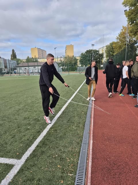 Otrzęsiny klas I w Zespole Szkół Zawodowych nr 1 w Ostrołęce [08.10.2025] - zdjęcie #9 - eOstroleka.pl