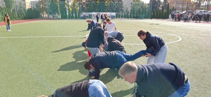 Otrzęsiny klas I w Zespole Szkół Zawodowych nr 1 w Ostrołęce [08.10.2025] - zdjęcie #8 - eOstroleka.pl