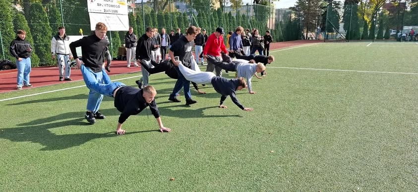 Otrzęsiny klas I w Zespole Szkół Zawodowych nr 1 w Ostrołęce [08.10.2025] - zdjęcie #7 - eOstroleka.pl