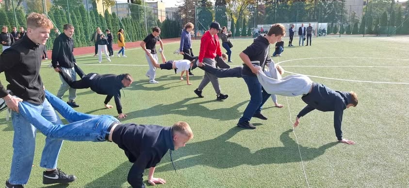 Otrzęsiny klas I w Zespole Szkół Zawodowych nr 1 w Ostrołęce [08.10.2025] - zdjęcie #6 - eOstroleka.pl