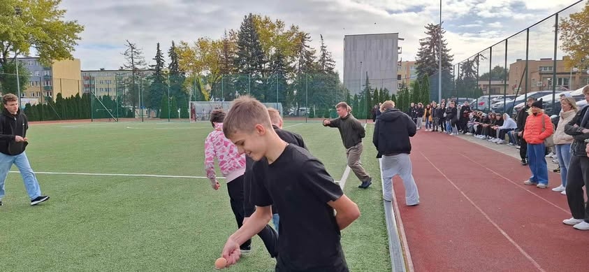 Otrzęsiny klas I w Zespole Szkół Zawodowych nr 1 w Ostrołęce [08.10.2025] - zdjęcie #4 - eOstroleka.pl