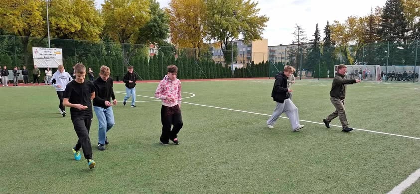 Otrzęsiny klas I w Zespole Szkół Zawodowych nr 1 w Ostrołęce [08.10.2025] - zdjęcie #3 - eOstroleka.pl