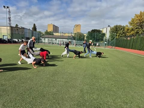 Otrzęsiny klas I w Zespole Szkół Zawodowych nr 1 w Ostrołęce [08.10.2025] - zdjęcie #2 - eOstroleka.pl