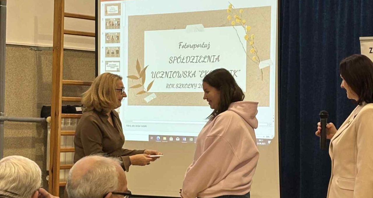 Jubileusz 30-lecia Spółdzielni Uczniowskiej EKONOMIK w ZSZ nr 4 w Ostrołęce [10.10.2025] - zdjęcie #19 - eOstroleka.pl