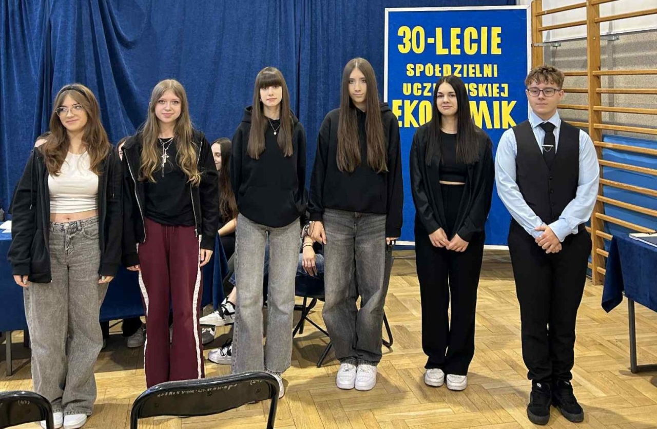 Jubileusz 30-lecia Spółdzielni Uczniowskiej EKONOMIK w ZSZ nr 4 w Ostrołęce [10.10.2025] - zdjęcie #13 - eOstroleka.pl