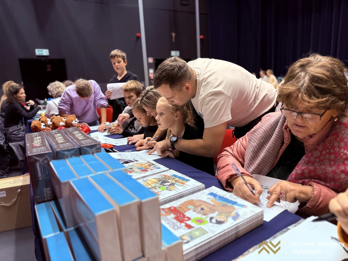 Noc Księgarń 2025 w Muzeum Żołnierzy Wyklętych [10.10.2025] - zdjęcie #50 - eOstroleka.pl