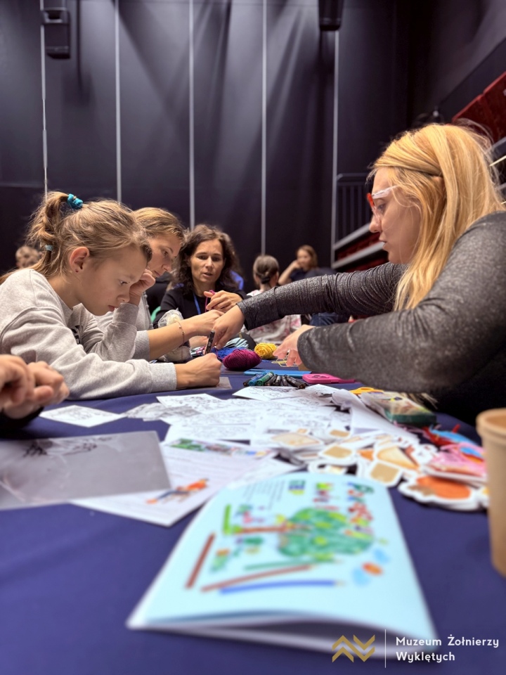 Noc Księgarń 2025 w Muzeum Żołnierzy Wyklętych [10.10.2025] - zdjęcie #48 - eOstroleka.pl