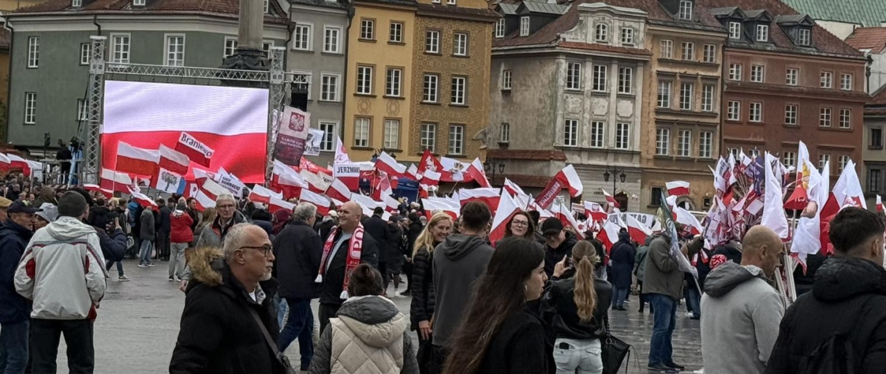 Manifestacja PiS na Placu Zamkowym w Warszawie [11.10.2025] - zdjęcie #9 - eOstroleka.pl