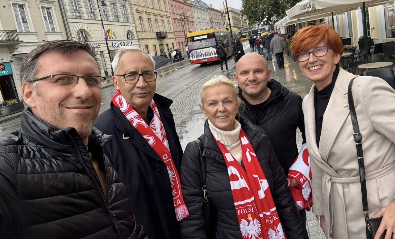 Manifestacja PiS na Placu Zamkowym w Warszawie [11.10.2025] - zdjęcie #8 - eOstroleka.pl